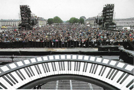 Vu du public de Versailles depuis le clavier circulaire de Jean-Michel Jarre en 1993.