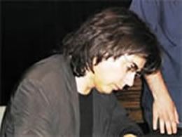 Jean michel jarre signant des autographes sur l'album Téo et Téa